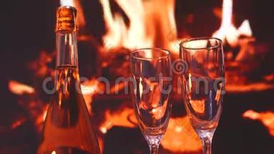 香槟烤面包-两杯香槟酒在壁炉前庆祝庆祝。